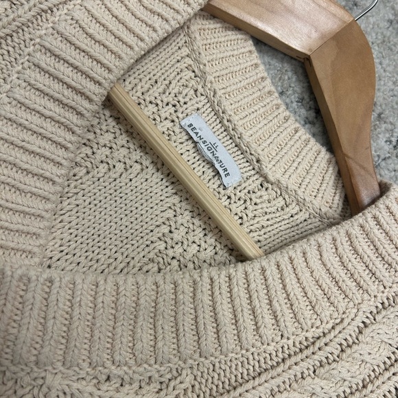 L.L.Bean Signature M cotton cable knit V-Neck sweater in excellent used conditio - Picture 7 of 12